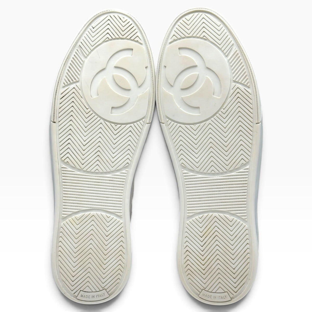 CHANEL CALFSKIN CC LOGO LOW TOP SNEAKER WHITE 43 | UK 9, White