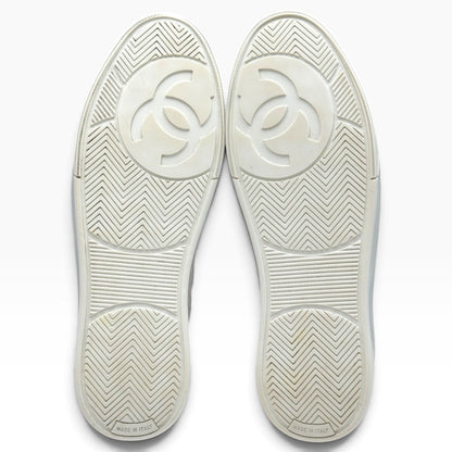 CHANEL CALFSKIN CC LOGO LOW TOP SNEAKER WHITE 43 | UK 9, White