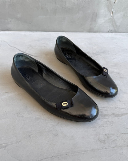 Gucci Black Leather Flats – EU 38-on a concrete background