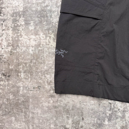 Arc'teryx Rampart Long Cargo Shorts (W32)