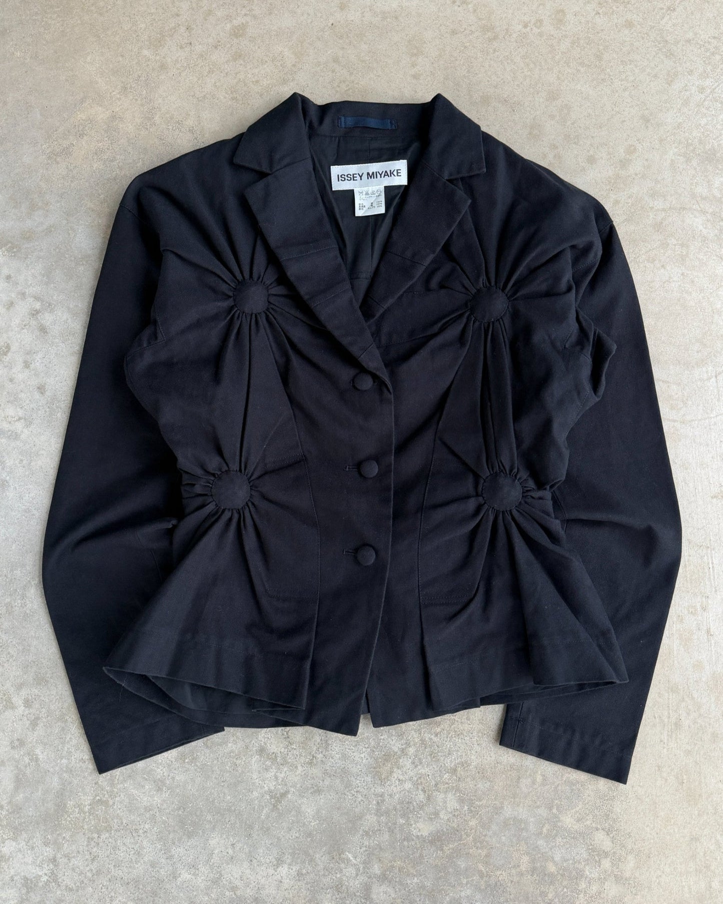 Issey Miyake FW03 Ruched Circle Jacket – S-on a concrete background