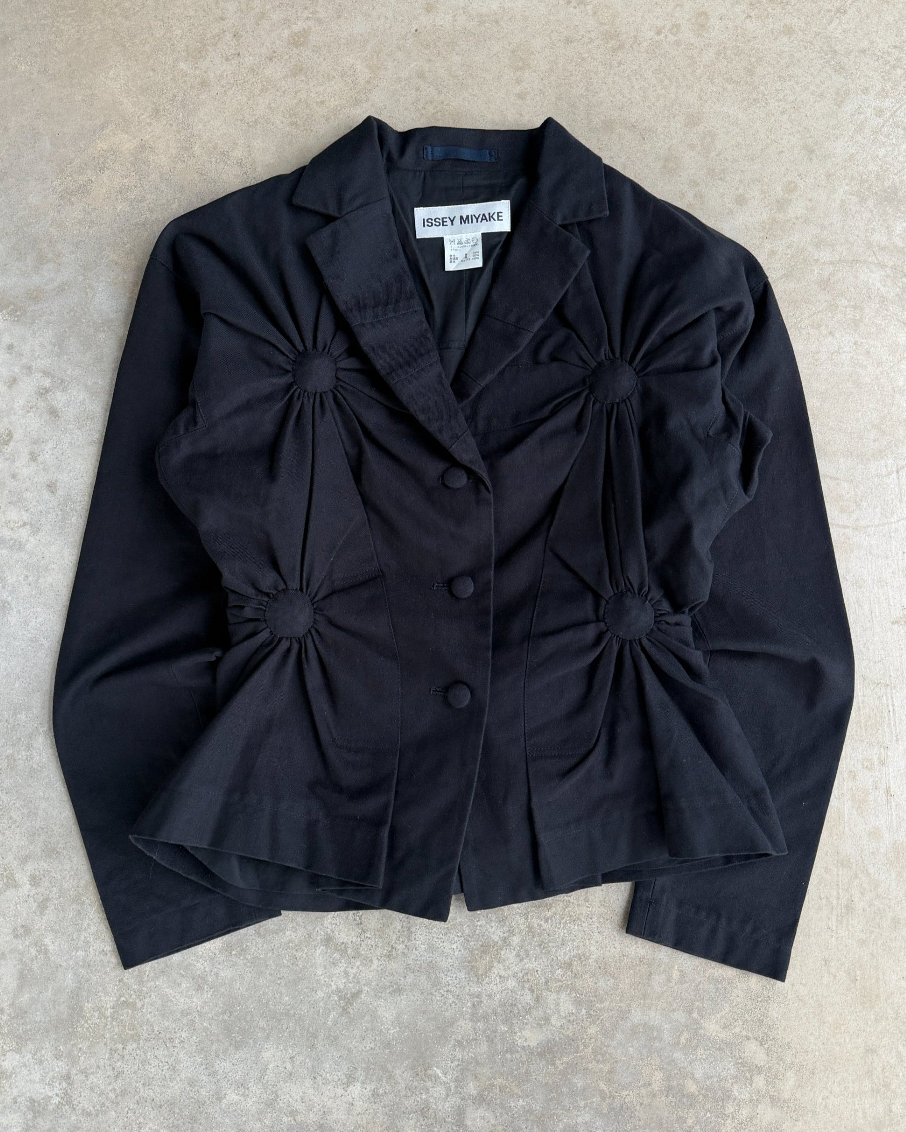 Issey Miyake FW03 Ruched Circle Jacket – S-on a concrete background