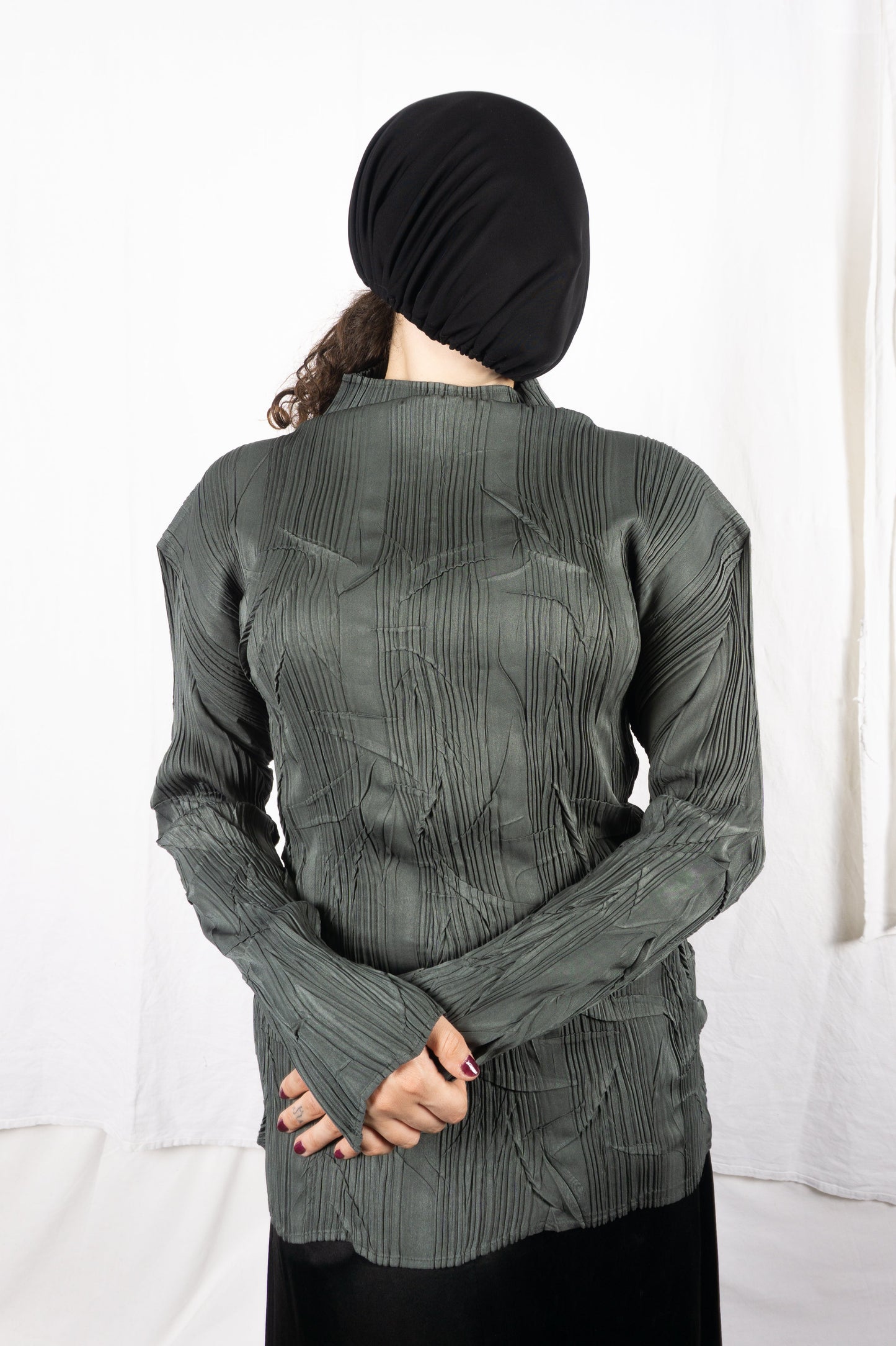 https://cdn.shopify.com/s/files/1/0821/7405/0644/files/Issey_Miyake_AW95_Pleated_Top_Recente_Studio.jpg?v=1752573516