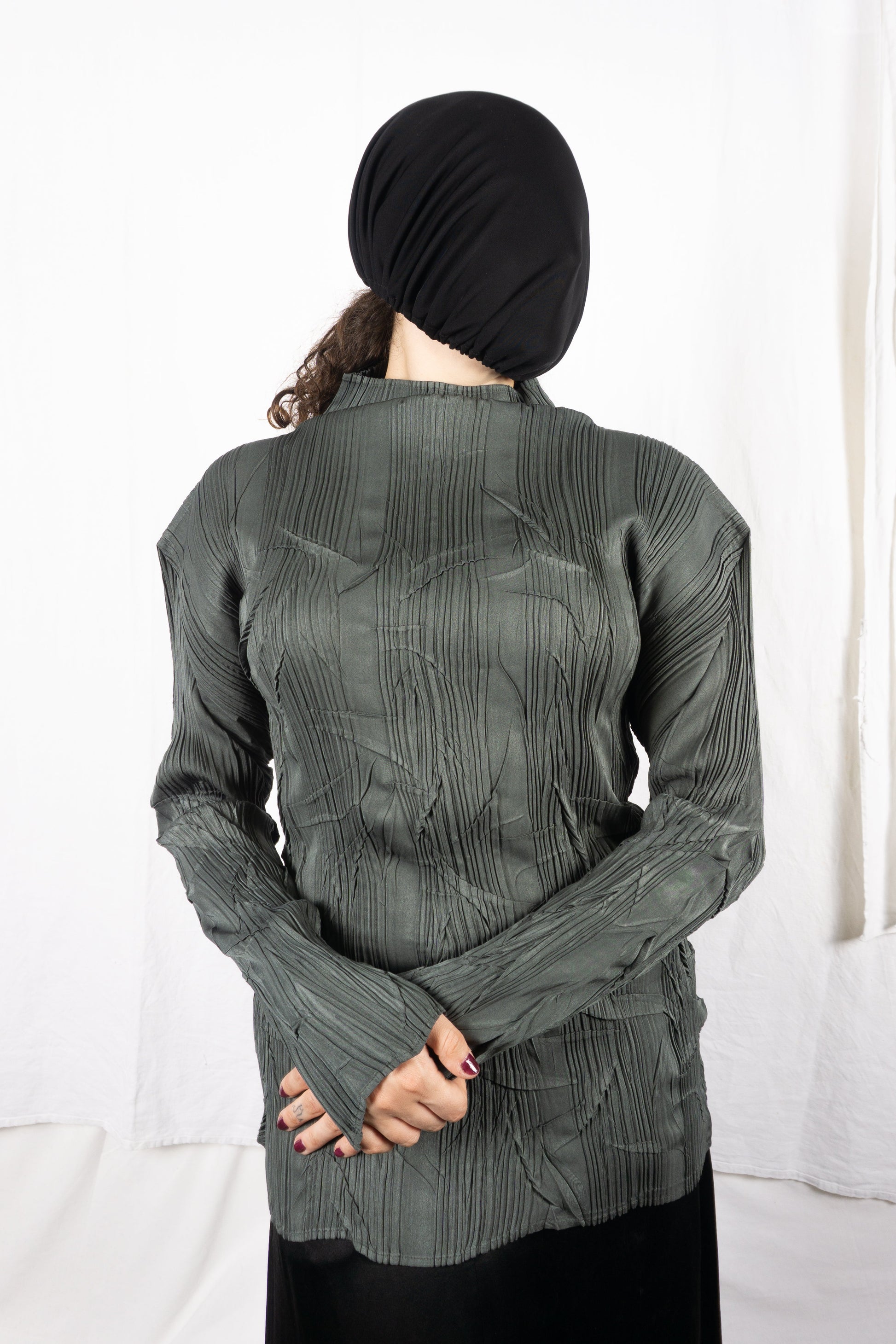 https://cdn.shopify.com/s/files/1/0821/7405/0644/files/Issey_Miyake_AW95_Pleated_Top_Recente_Studio.jpg?v=1752573516