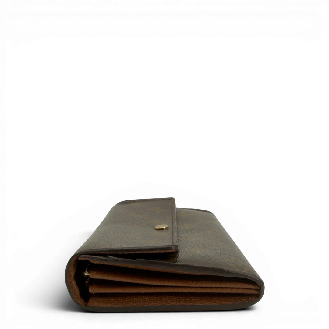 https://cdn.shopify.com/s/files/1/0564/9376/8855/files/LouisVuittonGeldbeutelPortefeuilleSarahmonogrambraun8617.webp?v=1781083839