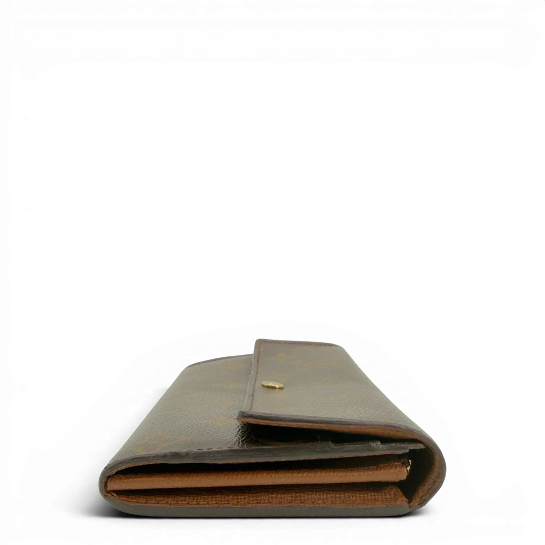 https://cdn.shopify.com/s/files/1/0564/9376/8855/files/LouisVuittonGeldbeutelPortefeuilleSarahmonogrambraun8619.webp?v=1781083839