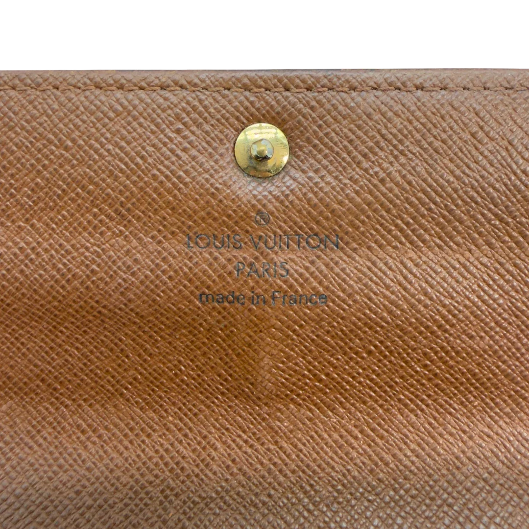 https://cdn.shopify.com/s/files/1/0564/9376/8855/files/LouisVuittonGeldbeutelPortefeuilleSarahmonogrambraun8627.webp?v=1781083839