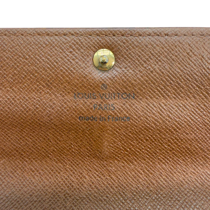 https://cdn.shopify.com/s/files/1/0564/9376/8855/files/LouisVuittonGeldbeutelPortefeuilleSarahmonogrambraun8627.webp?v=1781083839