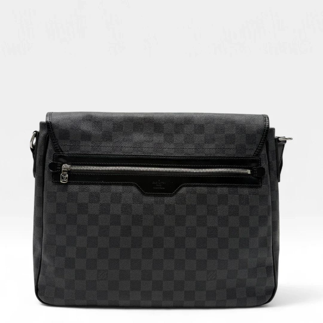 https://cdn.shopify.com/s/files/1/0564/9376/8855/files/LouisVuittonMessengertascheDanielGMDamierGraphiteschwarzvintagedesignerLVmessengerbag9490.webp?v=1750850729