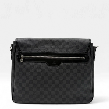 https://cdn.shopify.com/s/files/1/0564/9376/8855/files/LouisVuittonMessengertascheDanielGMDamierGraphiteschwarzvintagedesignerLVmessengerbag9490.webp?v=1750850729
