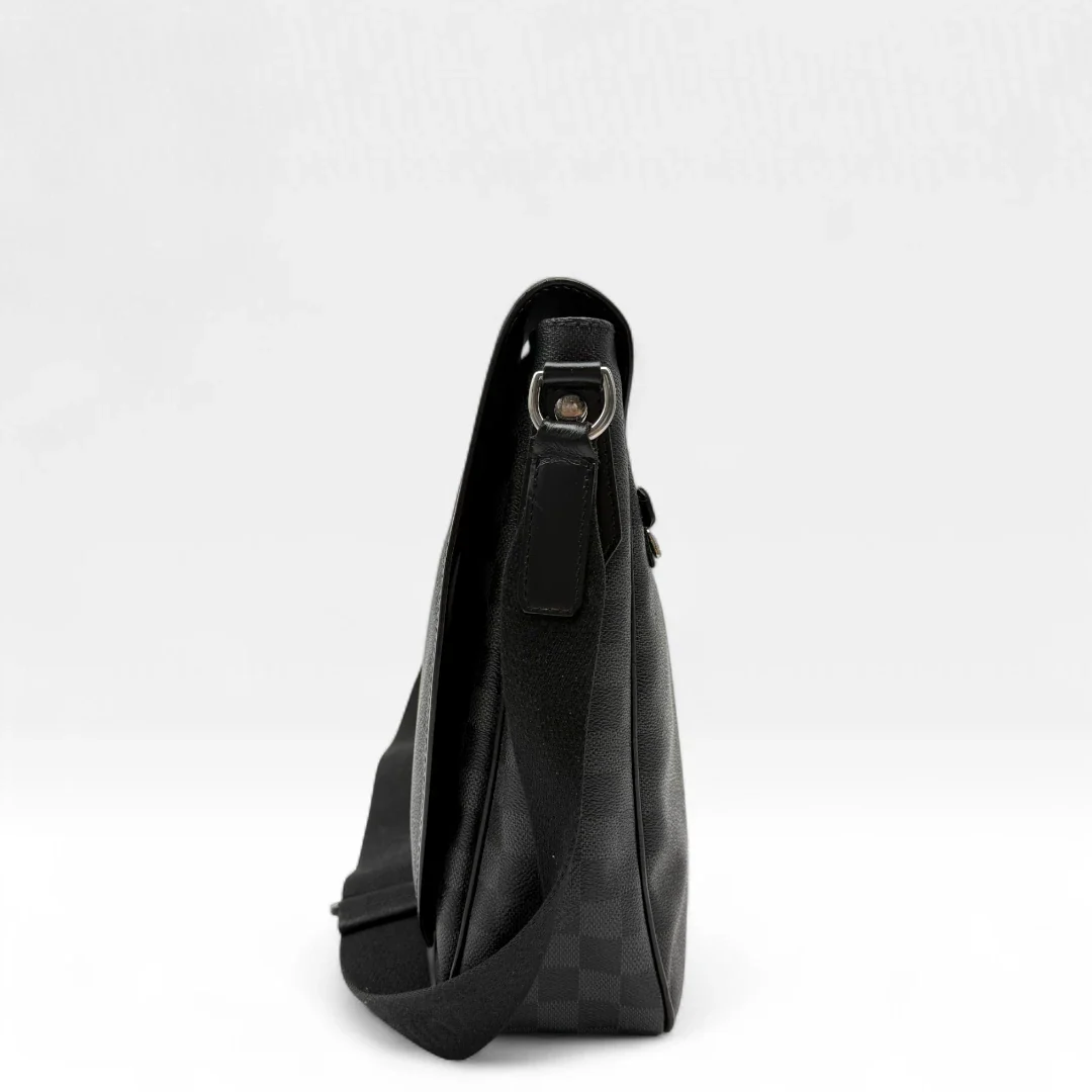 https://cdn.shopify.com/s/files/1/0564/9376/8855/files/LouisVuittonMessengertascheDanielGMDamierGraphiteschwarzvintagedesignerLVmessengerbag9492.webp?v=1750850729