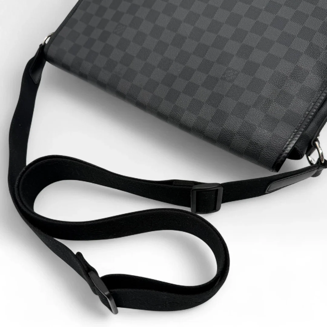 https://cdn.shopify.com/s/files/1/0564/9376/8855/files/LouisVuittonMessengertascheDanielGMDamierGraphiteschwarzvintagedesignerLVmessengerbag9499.webp?v=1750850730