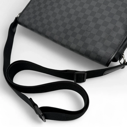 https://cdn.shopify.com/s/files/1/0564/9376/8855/files/LouisVuittonMessengertascheDanielGMDamierGraphiteschwarzvintagedesignerLVmessengerbag9499.webp?v=1750850730