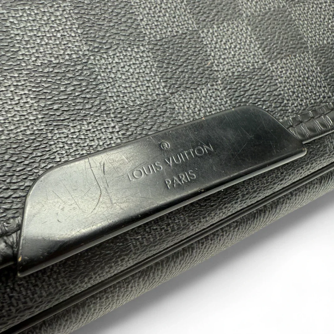 https://cdn.shopify.com/s/files/1/0564/9376/8855/files/LouisVuittonMessengertascheDanielGMDamierGraphiteschwarzvintagedesignerLVmessengerbag9500.webp?v=1750850730