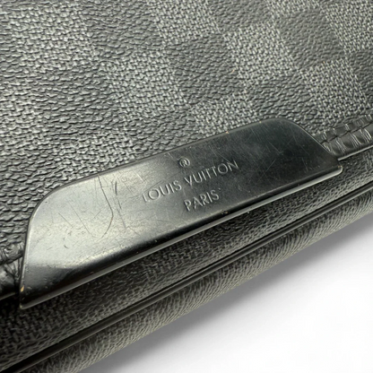 https://cdn.shopify.com/s/files/1/0564/9376/8855/files/LouisVuittonMessengertascheDanielGMDamierGraphiteschwarzvintagedesignerLVmessengerbag9500.webp?v=1750850730