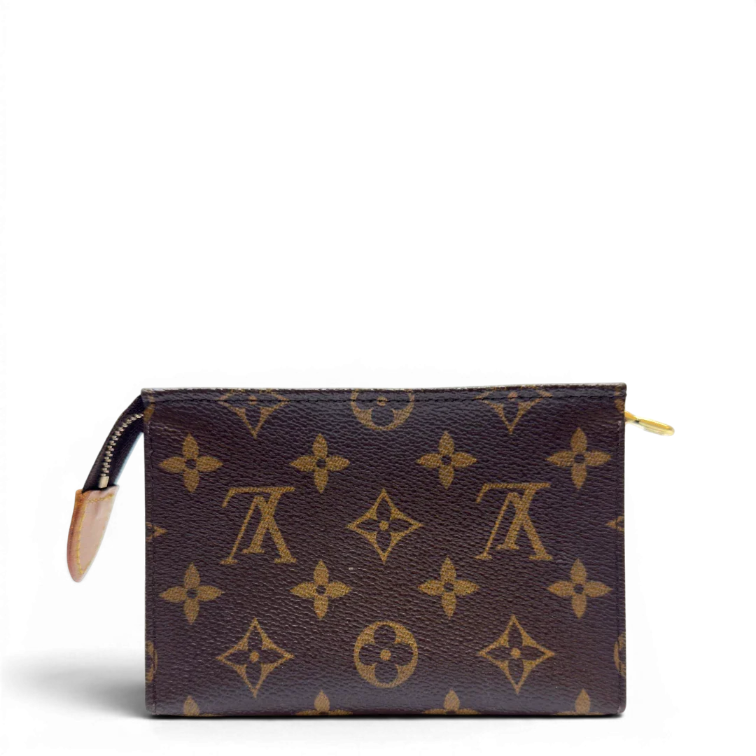 https://cdn.shopify.com/s/files/1/0564/9376/8855/files/Louis_Vuitton_Clutch_Pouch_Toilette_monogram_braun_3.webp?v=1783511121