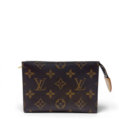 https://cdn.shopify.com/s/files/1/0564/9376/8855/files/Louis_Vuitton_Clutch_Pouch_Toilette_monogram_braun_4.webp?v=1783511121