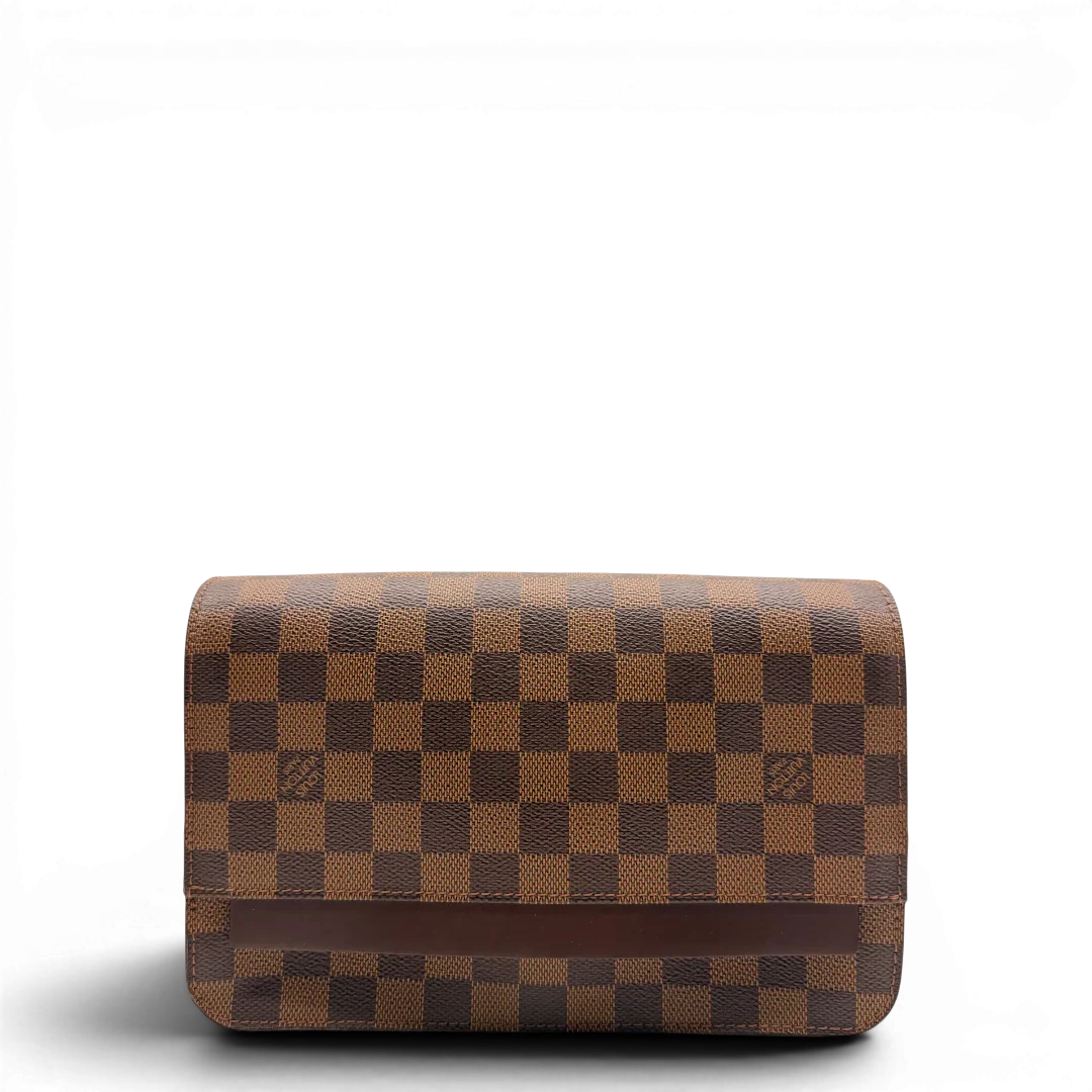 https://cdn.shopify.com/s/files/1/0564/9376/8855/files/Louis_Vuitton_Clutch_Saint_Louis_Damier_Ebene_braun_1.webp?v=1781714298