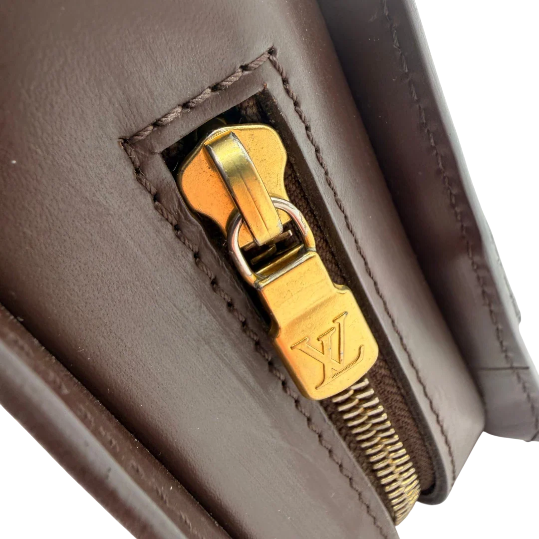 https://cdn.shopify.com/s/files/1/0564/9376/8855/files/Louis_Vuitton_Clutch_Saint_Louis_Damier_Ebene_braun_10.webp?v=1781714297