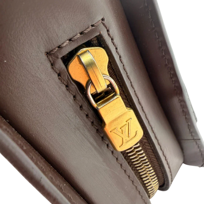 https://cdn.shopify.com/s/files/1/0564/9376/8855/files/Louis_Vuitton_Clutch_Saint_Louis_Damier_Ebene_braun_10.webp?v=1781714297