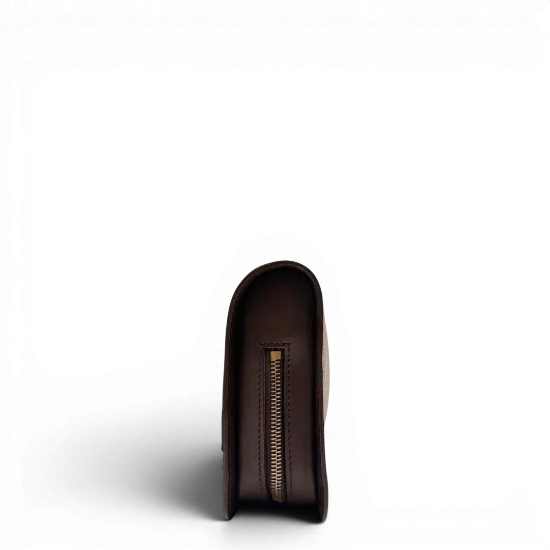 https://cdn.shopify.com/s/files/1/0564/9376/8855/files/Louis_Vuitton_Clutch_Saint_Louis_Damier_Ebene_braun_3.webp?v=1781714297