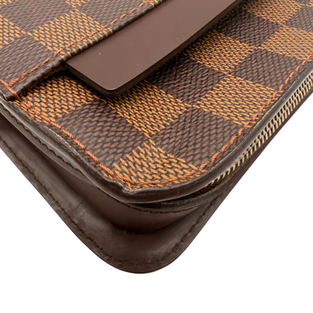 https://cdn.shopify.com/s/files/1/0564/9376/8855/files/Louis_Vuitton_Clutch_Saint_Louis_Damier_Ebene_braun_7.webp?v=1781714298