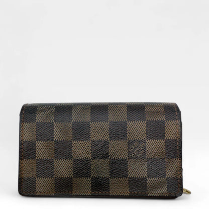 https://cdn.shopify.com/s/files/1/0564/9376/8855/files/Louis_Vuitton_Geldbeutel_Bifold_Damir_Ebene_braun_vintage_LV_wallet0393.webp?v=1760529704