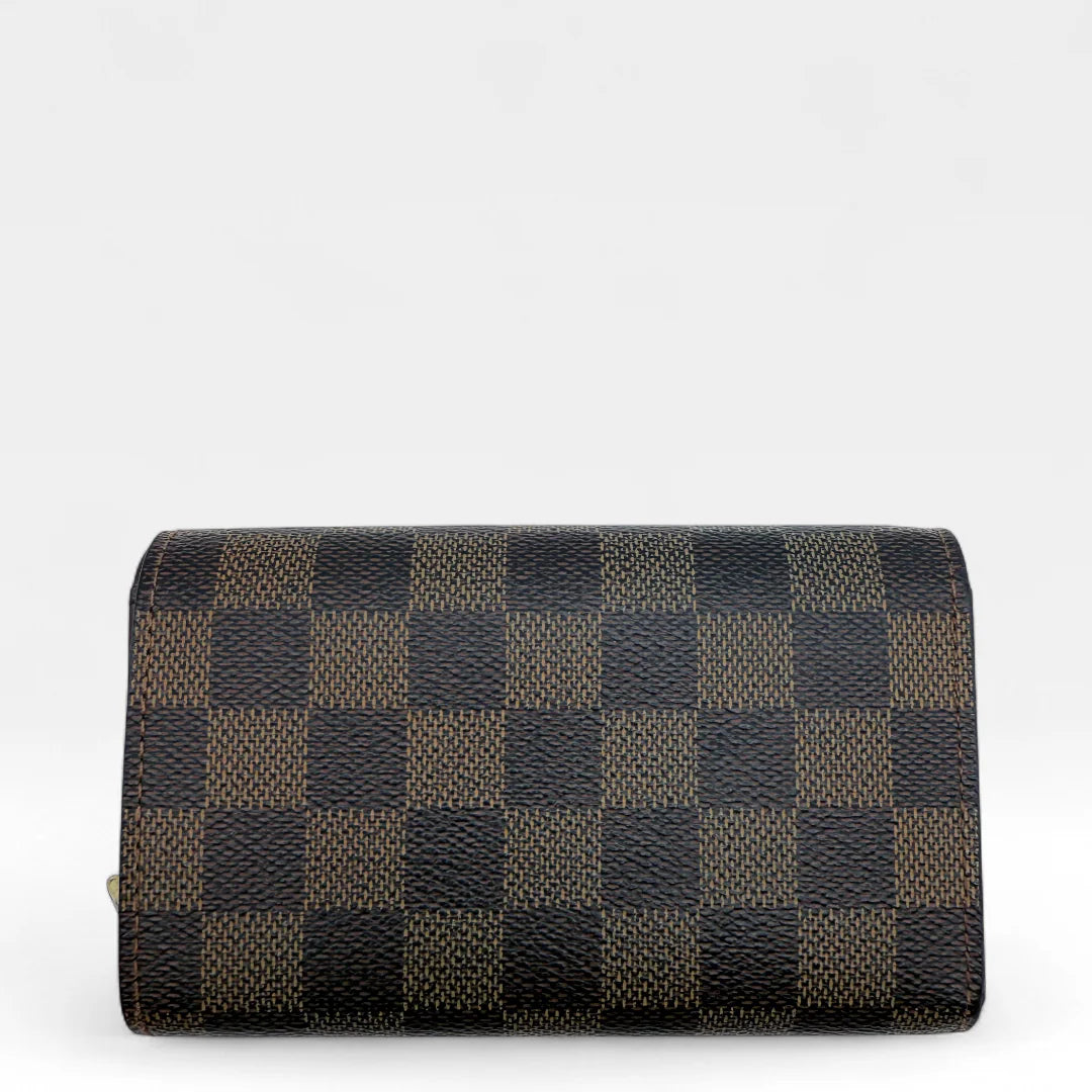 https://cdn.shopify.com/s/files/1/0564/9376/8855/files/Louis_Vuitton_Geldbeutel_Bifold_Damir_Ebene_braun_vintage_LV_wallet0395.webp?v=1760529704