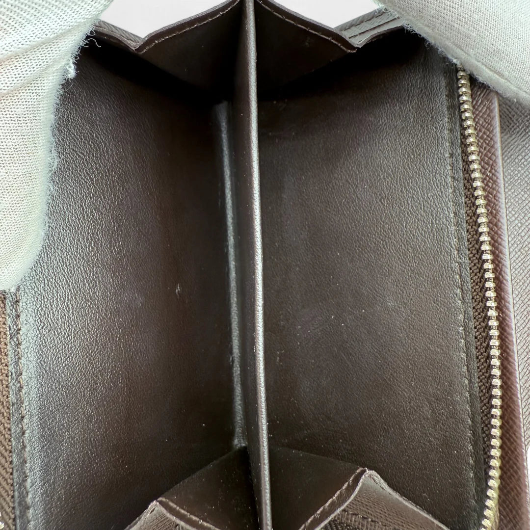https://cdn.shopify.com/s/files/1/0564/9376/8855/files/Louis_Vuitton_Geldbeutel_Bifold_Damir_Ebene_braun_vintage_LV_wallet0407.webp?v=1760529704