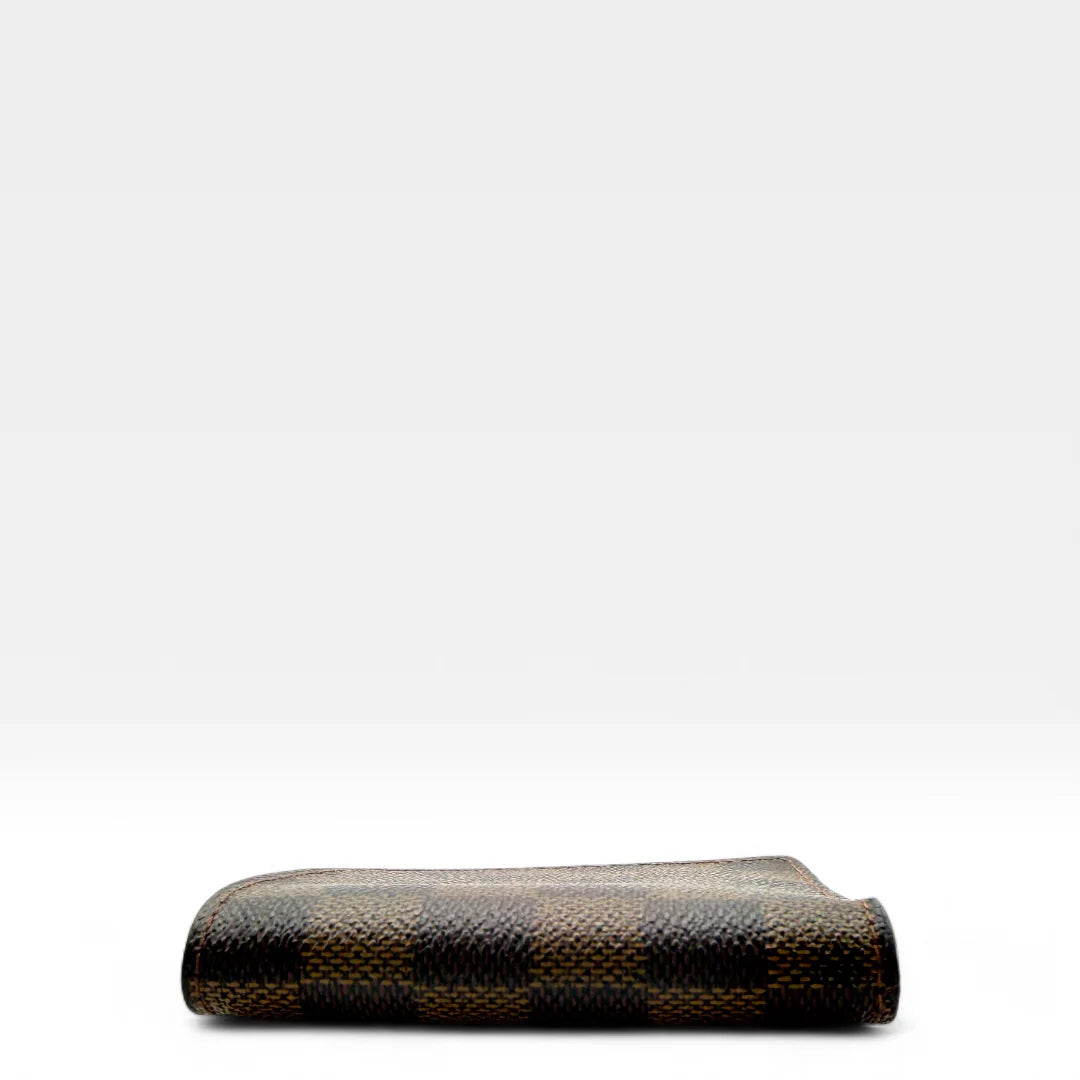 https://cdn.shopify.com/s/files/1/0564/9376/8855/files/Louis_Vuitton_Geldbeutel_Damier_Ebene_braun_vintage_LV_wallet1290.webp?v=1762427141