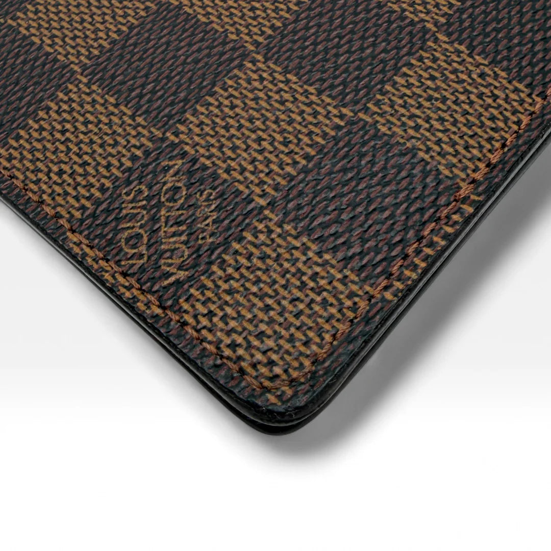 https://cdn.shopify.com/s/files/1/0564/9376/8855/files/Louis_Vuitton_Geldbeutel_Damier_Ebene_braun_vintage_LV_wallet1294.webp?v=1762427142