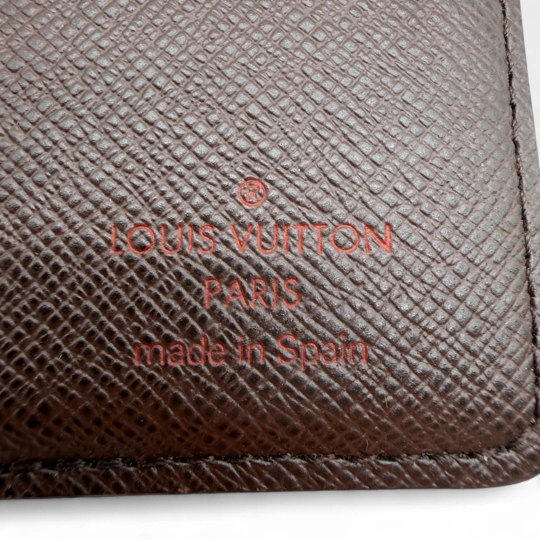 https://cdn.shopify.com/s/files/1/0564/9376/8855/files/Louis_Vuitton_Geldbeutel_Damier_Ebene_braun_vintage_LV_wallet1296.webp?v=1762427143
