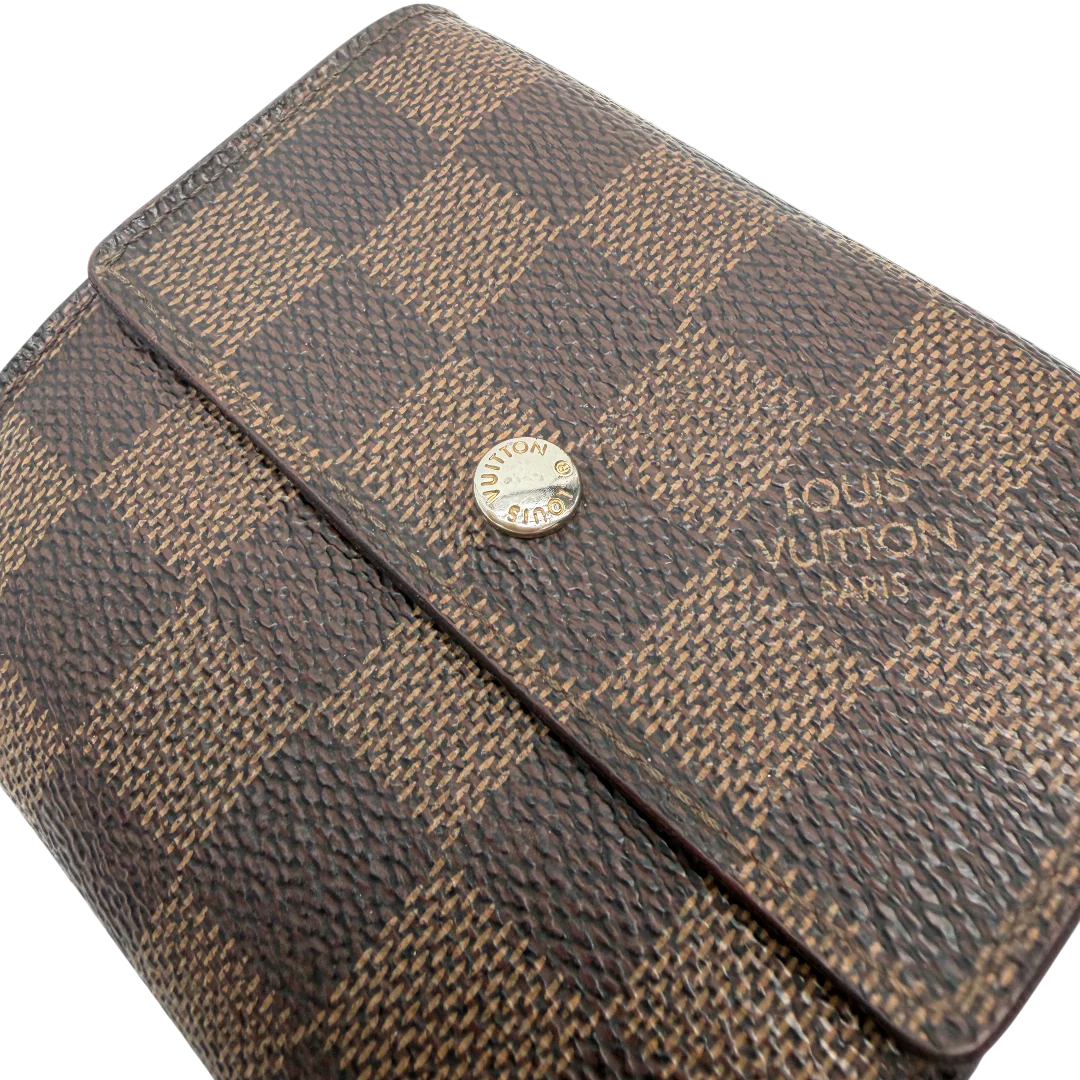 https://cdn.shopify.com/s/files/1/0564/9376/8855/files/Louis_Vuitton_Geldbeutel_Elise_Damier_Ebene_braun_vintage_LV_0199.webp?v=1771411630