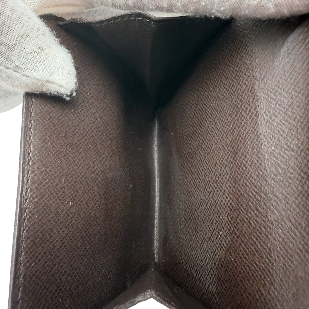 https://cdn.shopify.com/s/files/1/0564/9376/8855/files/Louis_Vuitton_Geldbeutel_Elise_Damier_Ebene_braun_vintage_LV_0205.webp?v=1771411630