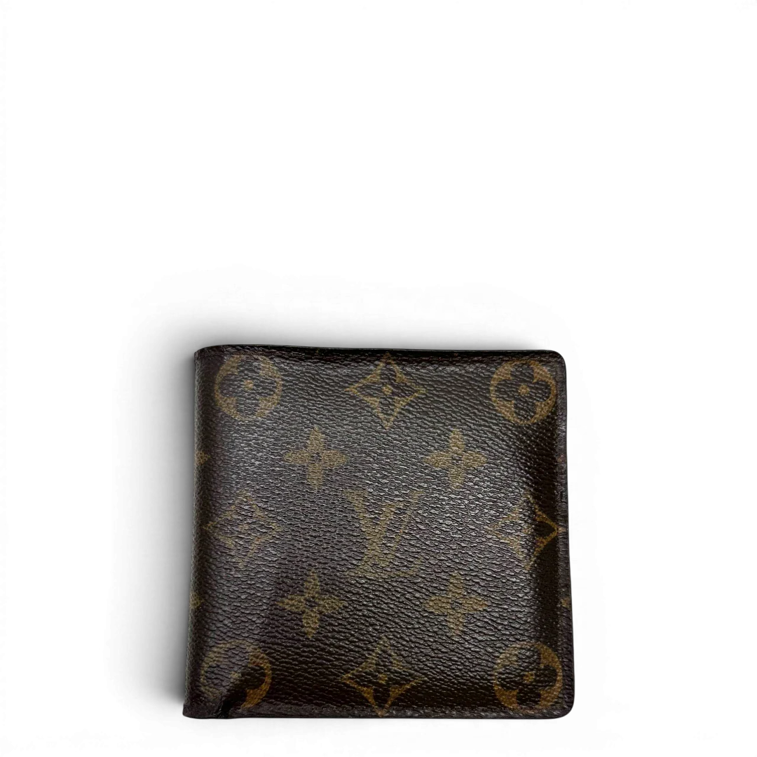 https://cdn.shopify.com/s/files/1/0564/9376/8855/files/Louis_Vuitton_Geldbeutel_Marco_monogram_braun_1.webp?v=1783512739