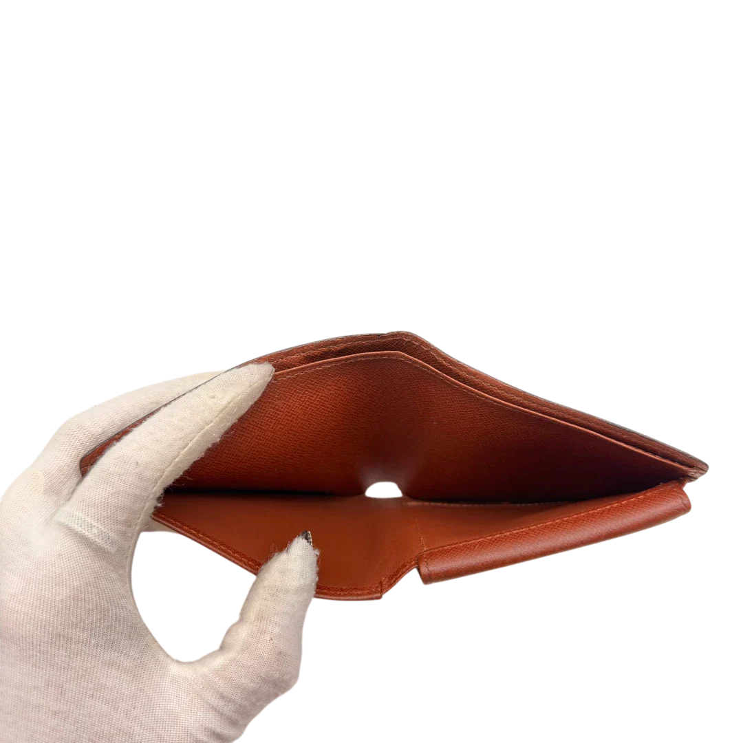 https://cdn.shopify.com/s/files/1/0564/9376/8855/files/Louis_Vuitton_Geldbeutel_Marco_monogram_braun_14.webp?v=1784243394