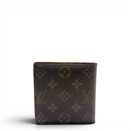https://cdn.shopify.com/s/files/1/0564/9376/8855/files/Louis_Vuitton_Geldbeutel_Marco_monogram_braun_1_e00f514c-46d0-43a1-83c5-5e71eb7da942.webp?v=1784243394
