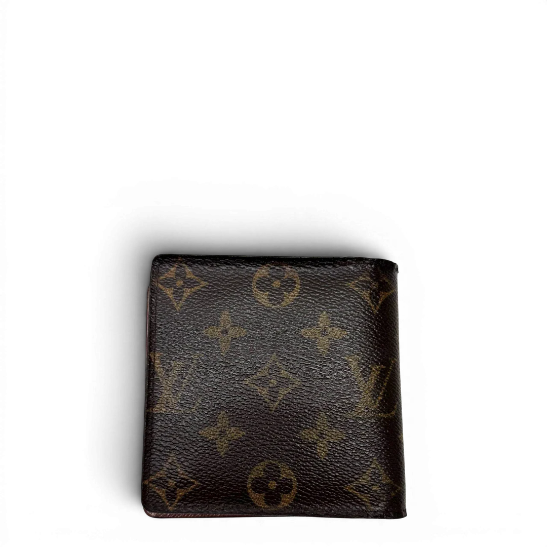 https://cdn.shopify.com/s/files/1/0564/9376/8855/files/Louis_Vuitton_Geldbeutel_Marco_monogram_braun_2.webp?v=1783512740