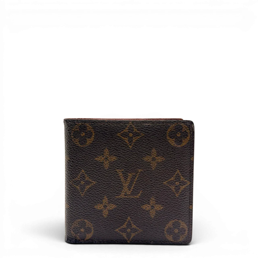https://cdn.shopify.com/s/files/1/0564/9376/8855/files/Louis_Vuitton_Geldbeutel_Marco_monogram_braun_2_e95bde66-db60-40b1-b291-1f748384b8ce.webp?v=1784243394