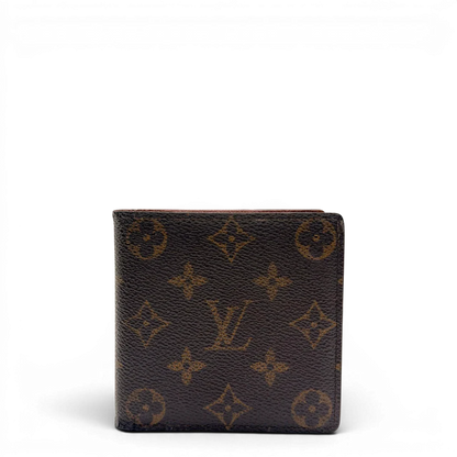 https://cdn.shopify.com/s/files/1/0564/9376/8855/files/Louis_Vuitton_Geldbeutel_Marco_monogram_braun_2_e95bde66-db60-40b1-b291-1f748384b8ce.webp?v=1784243394