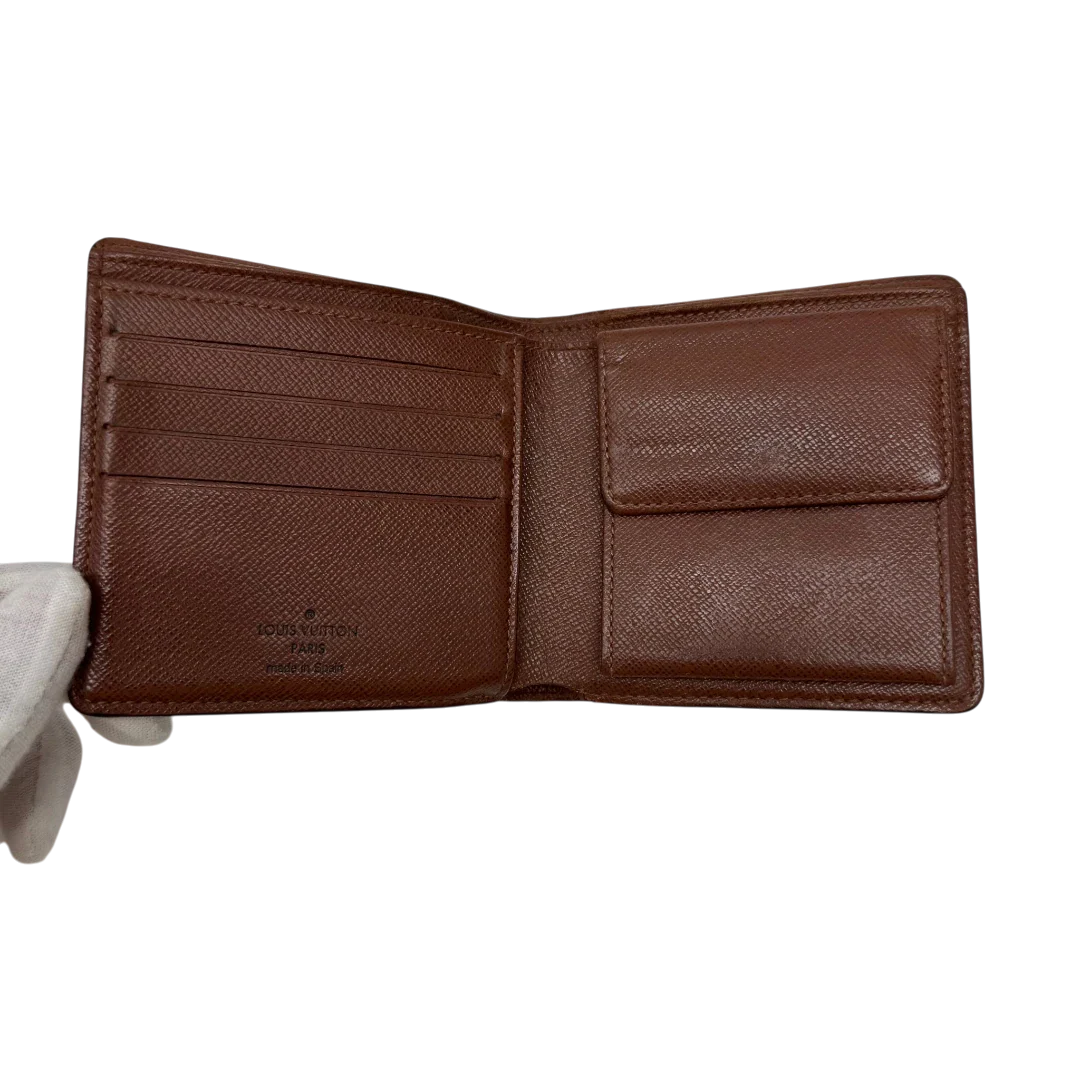 https://cdn.shopify.com/s/files/1/0564/9376/8855/files/Louis_Vuitton_Geldbeutel_Marco_monogram_braun_5.webp?v=1783512739