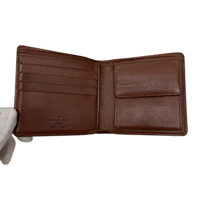 https://cdn.shopify.com/s/files/1/0564/9376/8855/files/Louis_Vuitton_Geldbeutel_Marco_monogram_braun_5.webp?v=1783512739