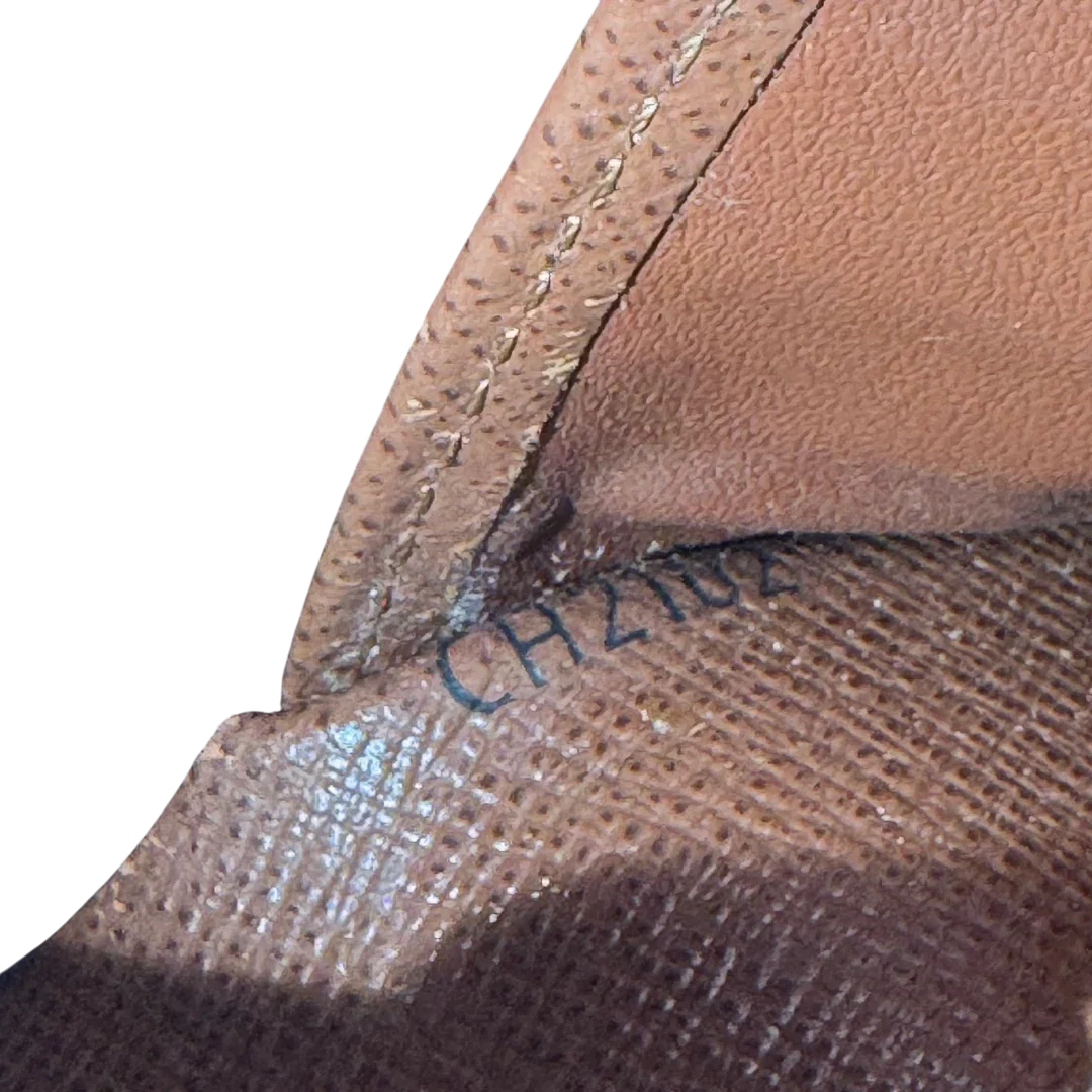 https://cdn.shopify.com/s/files/1/0564/9376/8855/files/Louis_Vuitton_Geldbeutel_Marco_monogram_braun_9.webp?v=1783512739