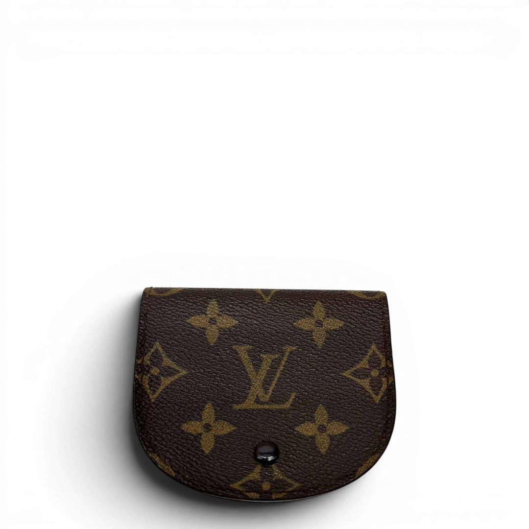 https://cdn.shopify.com/s/files/1/0564/9376/8855/files/Louis_Vuitton_Geldbeutel_Munzetui_Guse_monogram_braun_1.webp?v=1784270716