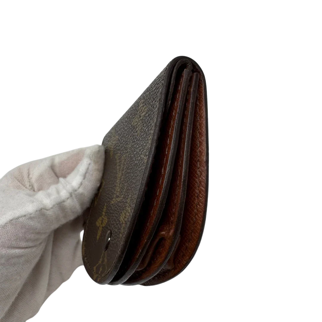 https://cdn.shopify.com/s/files/1/0564/9376/8855/files/Louis_Vuitton_Geldbeutel_Munzetui_Guse_monogram_braun_3.webp?v=1784270716