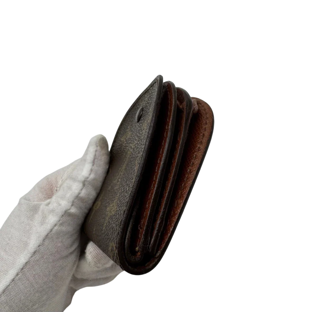 https://cdn.shopify.com/s/files/1/0564/9376/8855/files/Louis_Vuitton_Geldbeutel_Munzetui_Guse_monogram_braun_4.webp?v=1784270715
