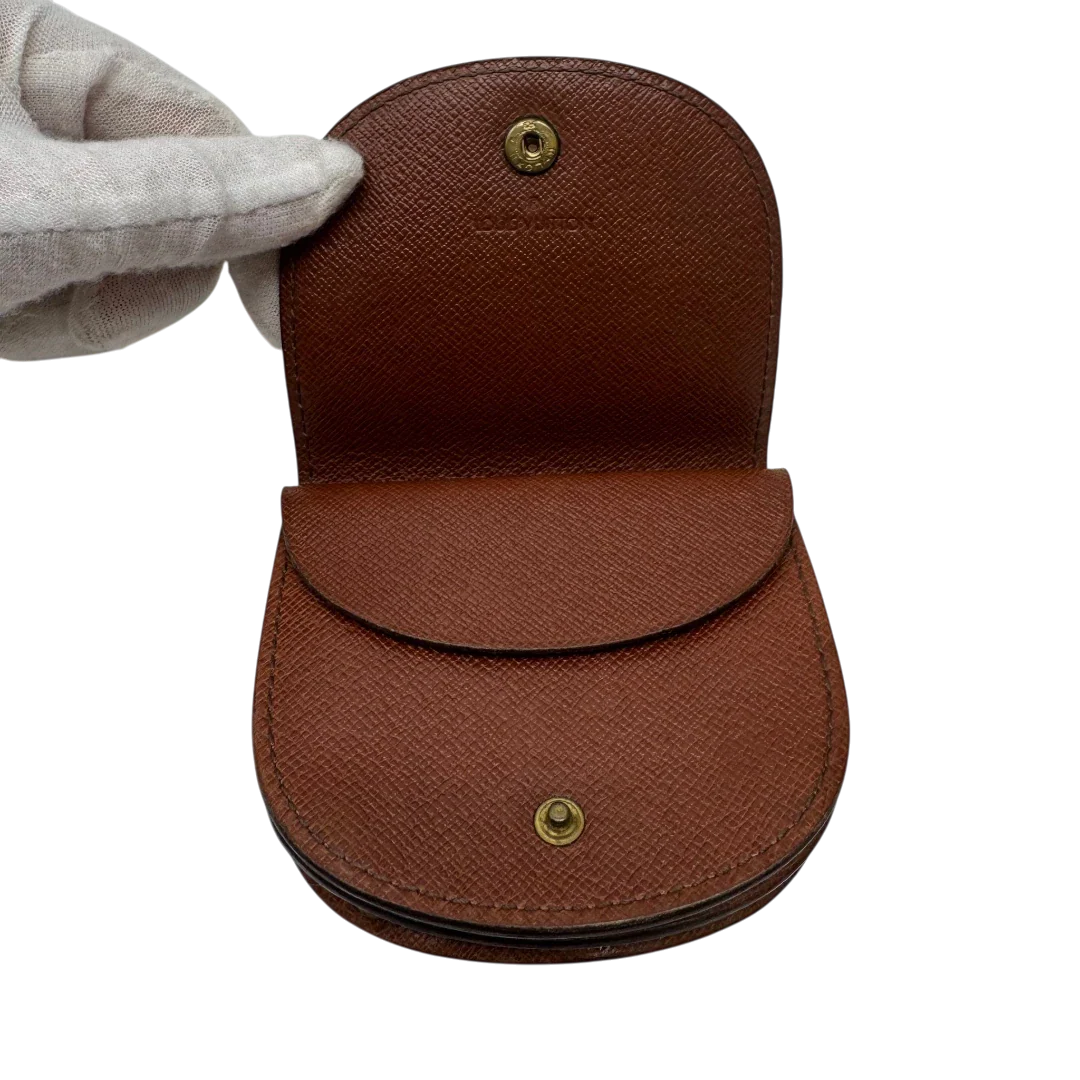 https://cdn.shopify.com/s/files/1/0564/9376/8855/files/Louis_Vuitton_Geldbeutel_Munzetui_Guse_monogram_braun_6.webp?v=1784270716