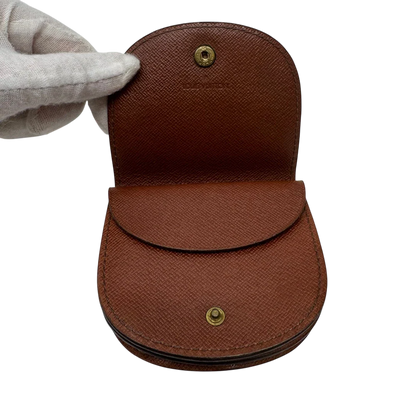 https://cdn.shopify.com/s/files/1/0564/9376/8855/files/Louis_Vuitton_Geldbeutel_Munzetui_Guse_monogram_braun_6.webp?v=1784270716
