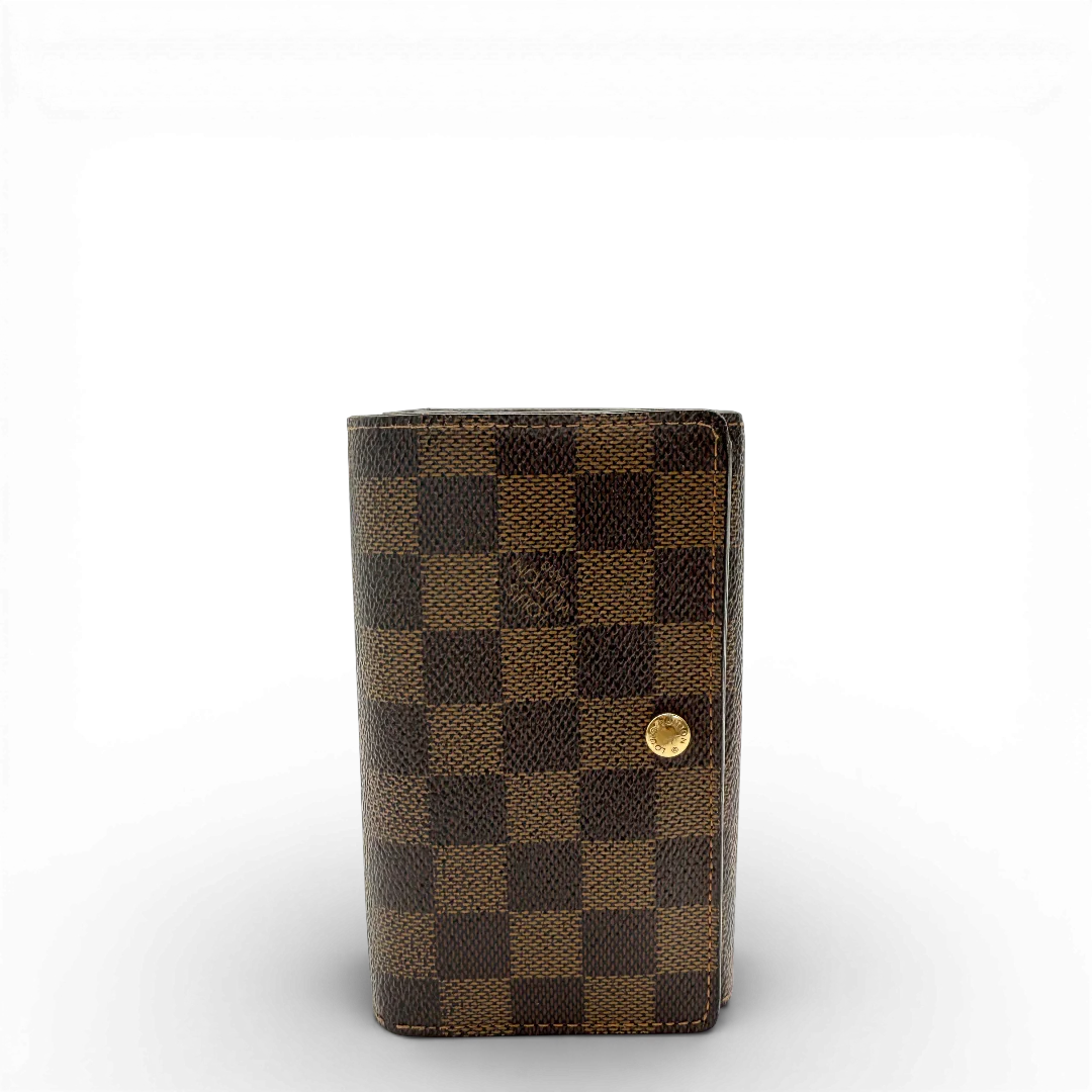 https://cdn.shopify.com/s/files/1/0564/9376/8855/files/Louis_Vuitton_Geldbeutel_Porte_Monnaie_Tresor_Damier_Ebene_braun_vintage_LV_1355.webp?v=1771414021