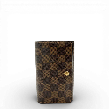 https://cdn.shopify.com/s/files/1/0564/9376/8855/files/Louis_Vuitton_Geldbeutel_Porte_Monnaie_Tresor_Damier_Ebene_braun_vintage_LV_1355.webp?v=1771414021